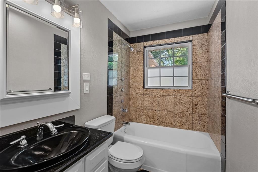 Photo 13 of 31 - 4209 Arlington Avenue, Kansas City, MO 64133