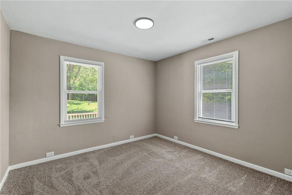Photo 14 of 31 - 4209 Arlington Avenue, Kansas City, MO 64133