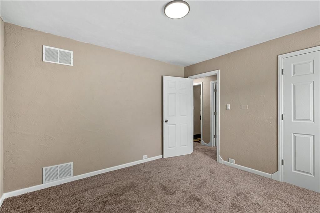 Photo 15 of 31 - 4209 Arlington Avenue, Kansas City, MO 64133