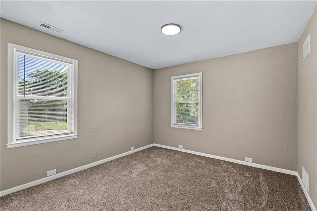 Photo 16 of 31 - 4209 Arlington Avenue, Kansas City, MO 64133