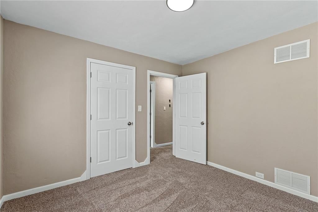 Photo 17 of 31 - 4209 Arlington Avenue, Kansas City, MO 64133