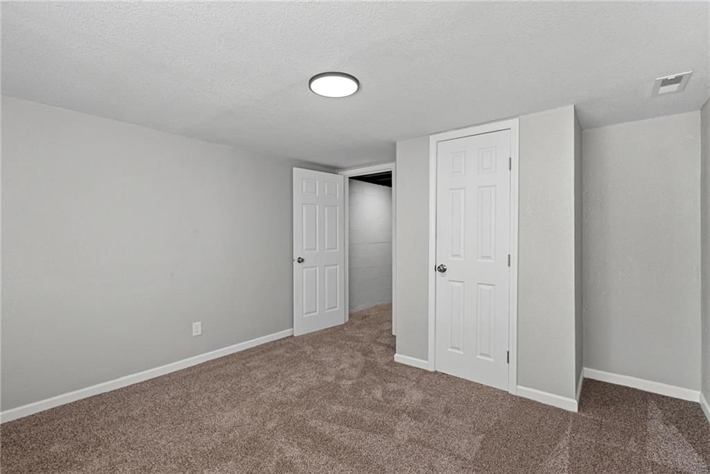 Photo 22 of 31 - 4209 Arlington Avenue, Kansas City, MO 64133