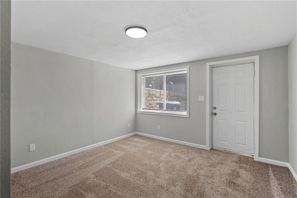 Photo 23 of 31 - 4209 Arlington Avenue, Kansas City, MO 64133