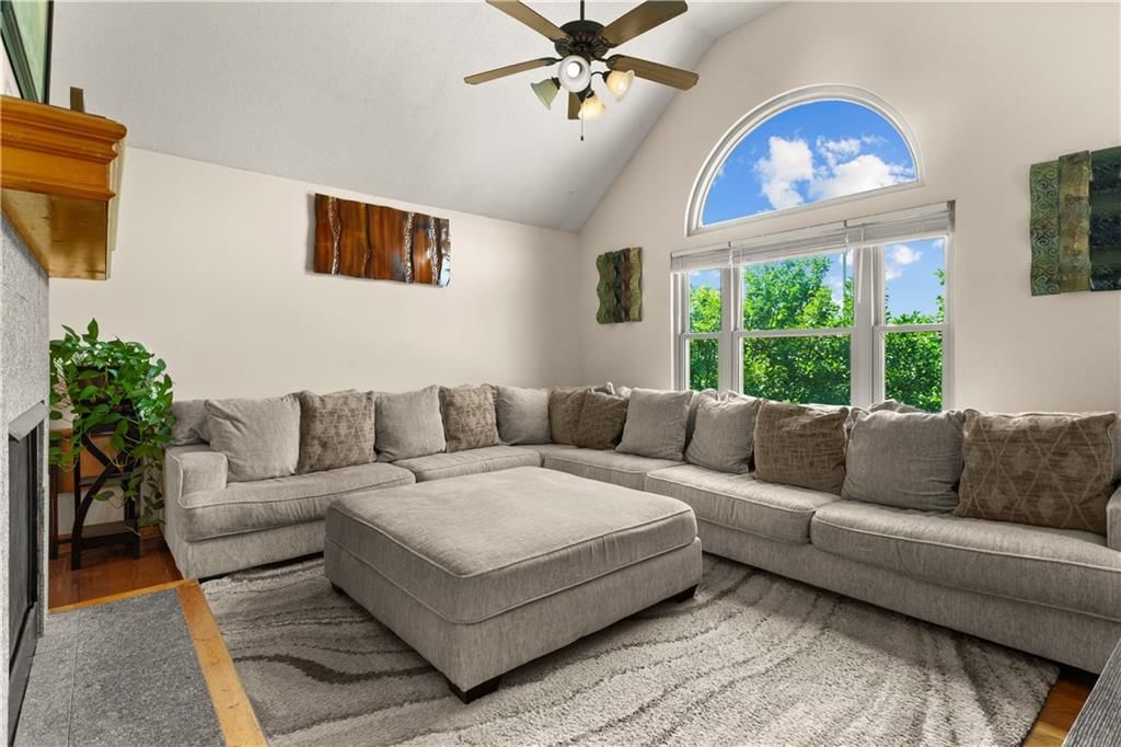 Photo 5 of 37 - 8530 NE 109th Terrace, Kansas City, MO 64157