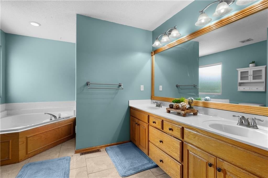 Photo 15 of 37 - 8530 NE 109th Terrace, Kansas City, MO 64157