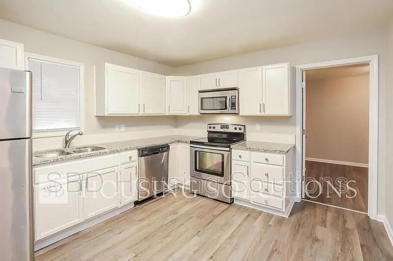 1904 N KENDALL Road, Independence, MO: listing photo 2