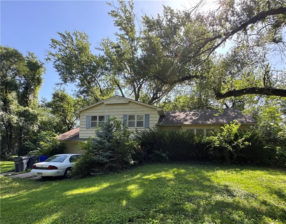 1212 N Leeview Drive, Olathe, KS