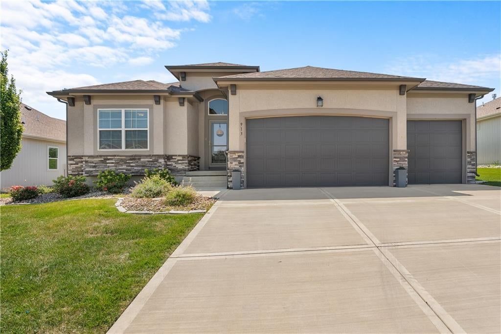 913 Zennor Lane, Raymore, MO