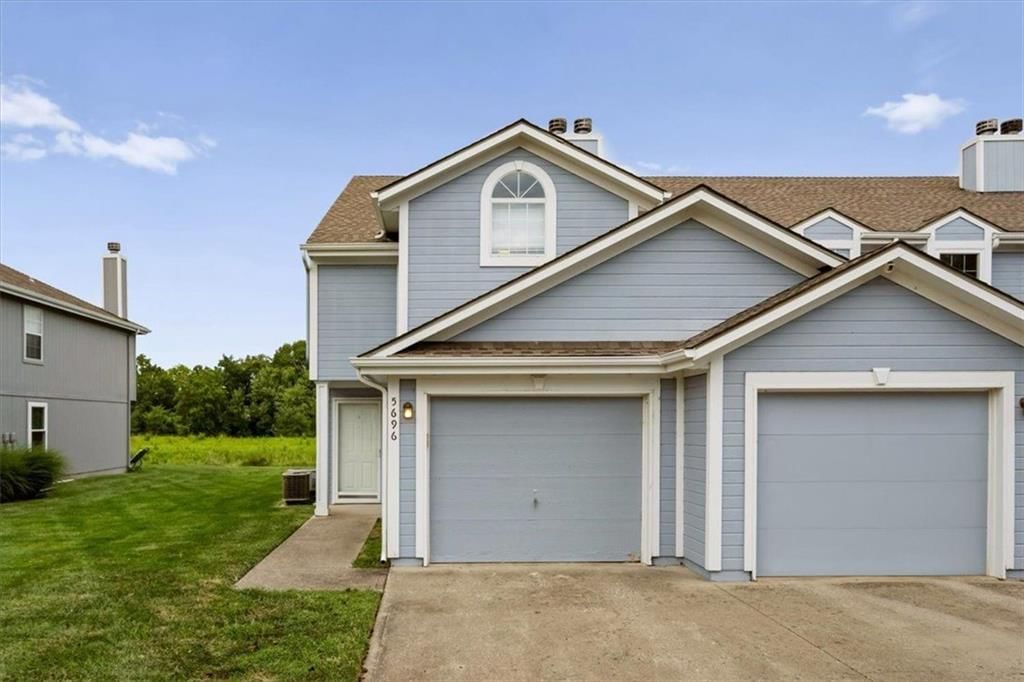5696 NW Plantation Lane, Lee's Summit, MO: listing photo 2