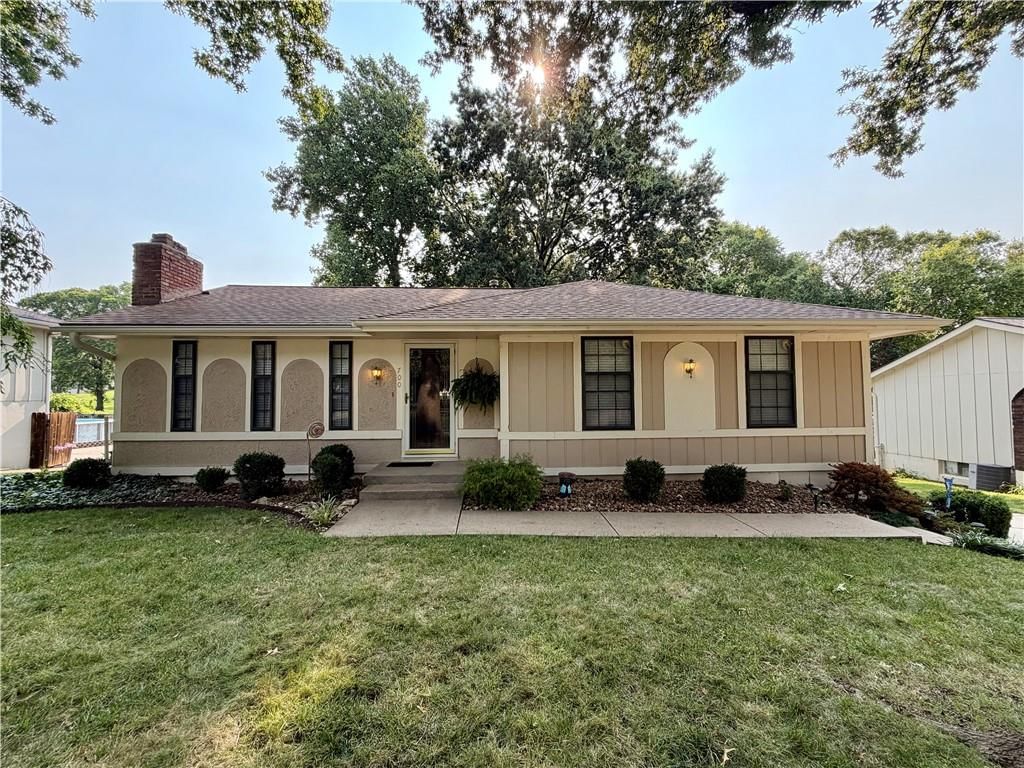 Photo 1 of 31 - 700 SW 24th Street, Blue Springs, MO 64015