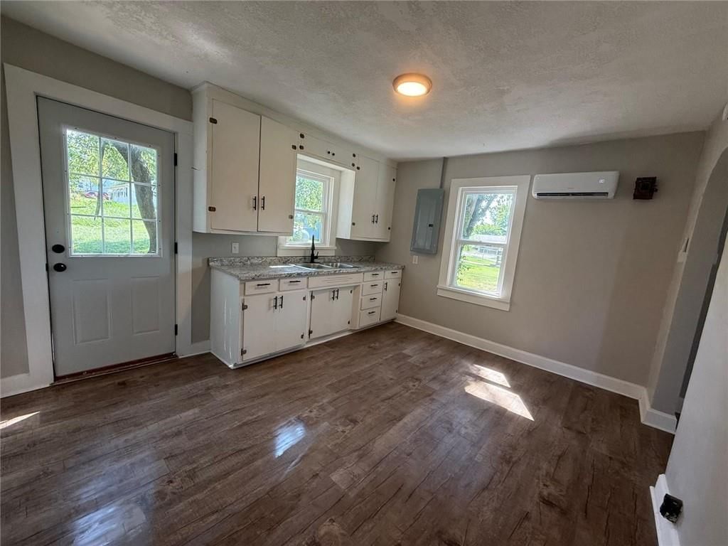 502 E Locust Street — photo 4