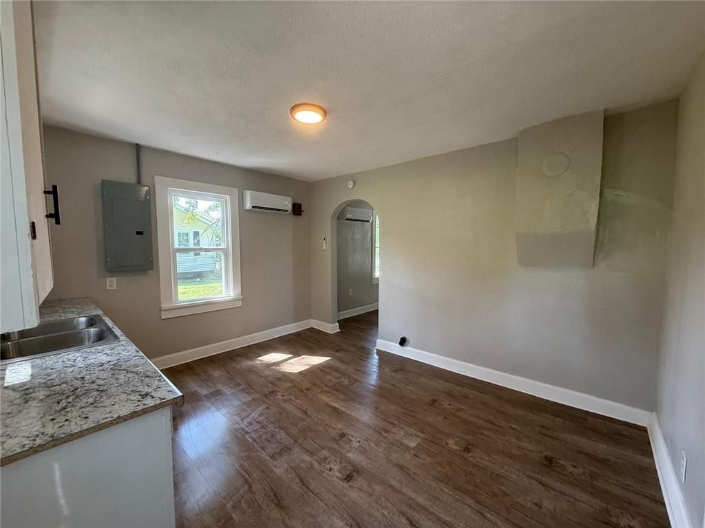 502 E Locust Street — photo 5