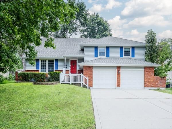 905 SW Savannah Drive, Lee's Summit, MO