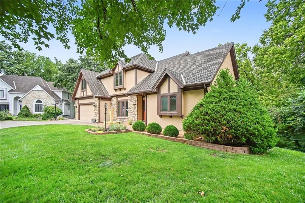 5525 N Oakdale Place — photo 2