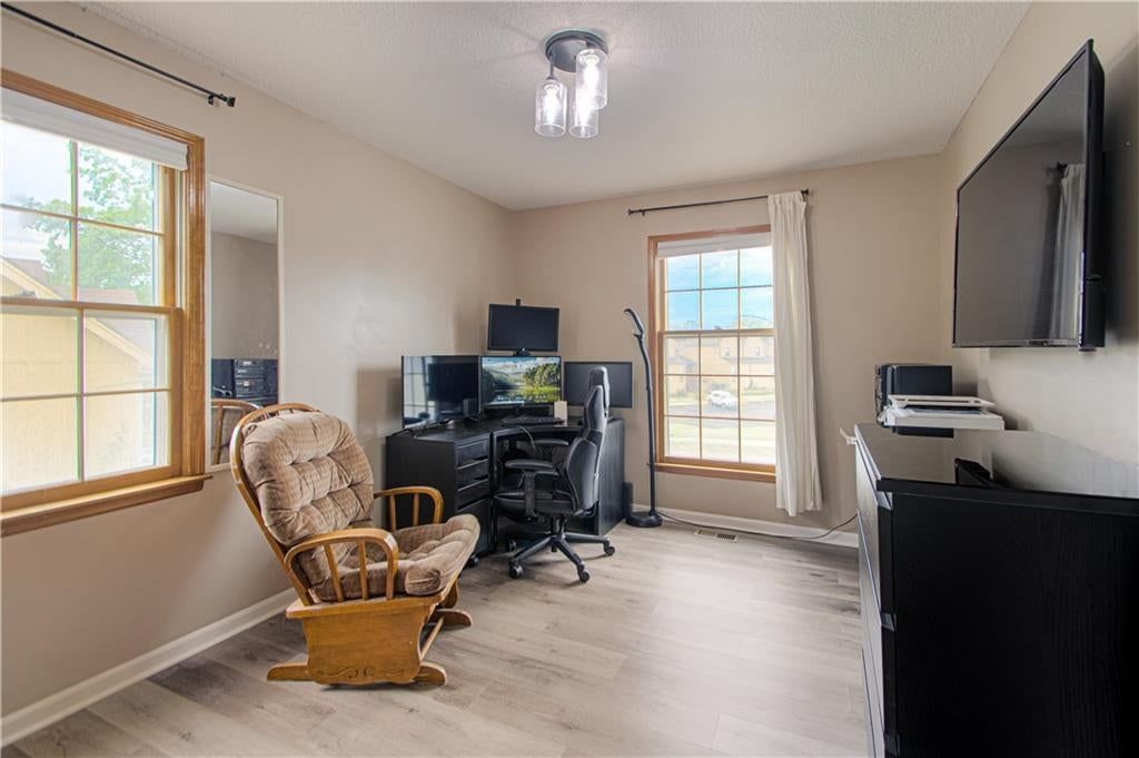 Photo 12 of 29 - 5014 NW 85th Street, Kansas City, MO 64154