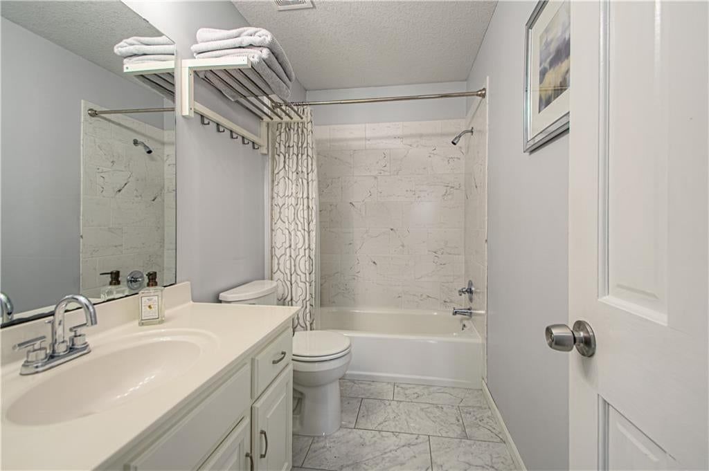 Photo 13 of 29 - 5014 NW 85th Street, Kansas City, MO 64154