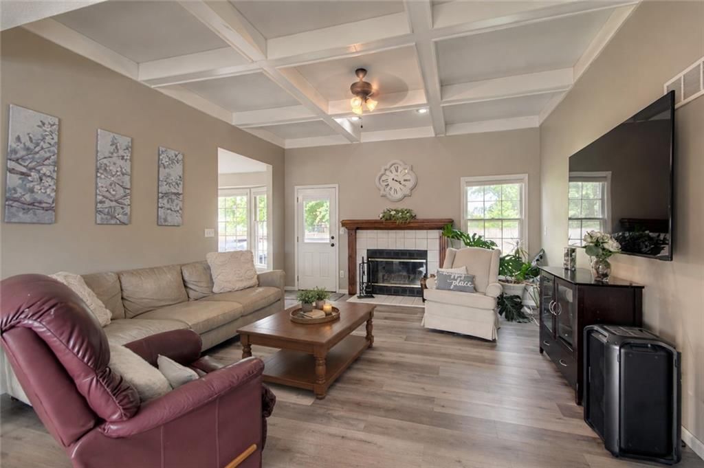 Photo 15 of 29 - 5014 NW 85th Street, Kansas City, MO 64154