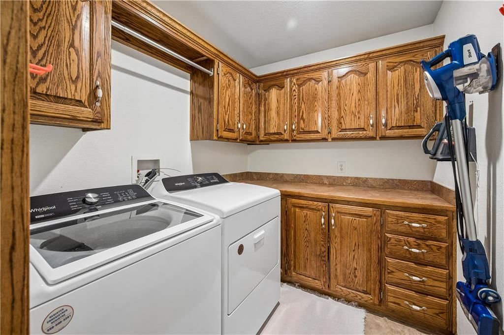 Photo 11 of 37 - 1707 Lynn Road, Excelsior Springs, MO 64024