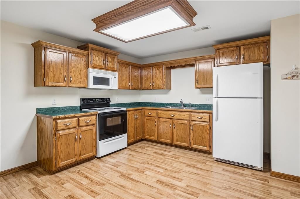 Photo 22 of 37 - 1707 Lynn Road, Excelsior Springs, MO 64024
