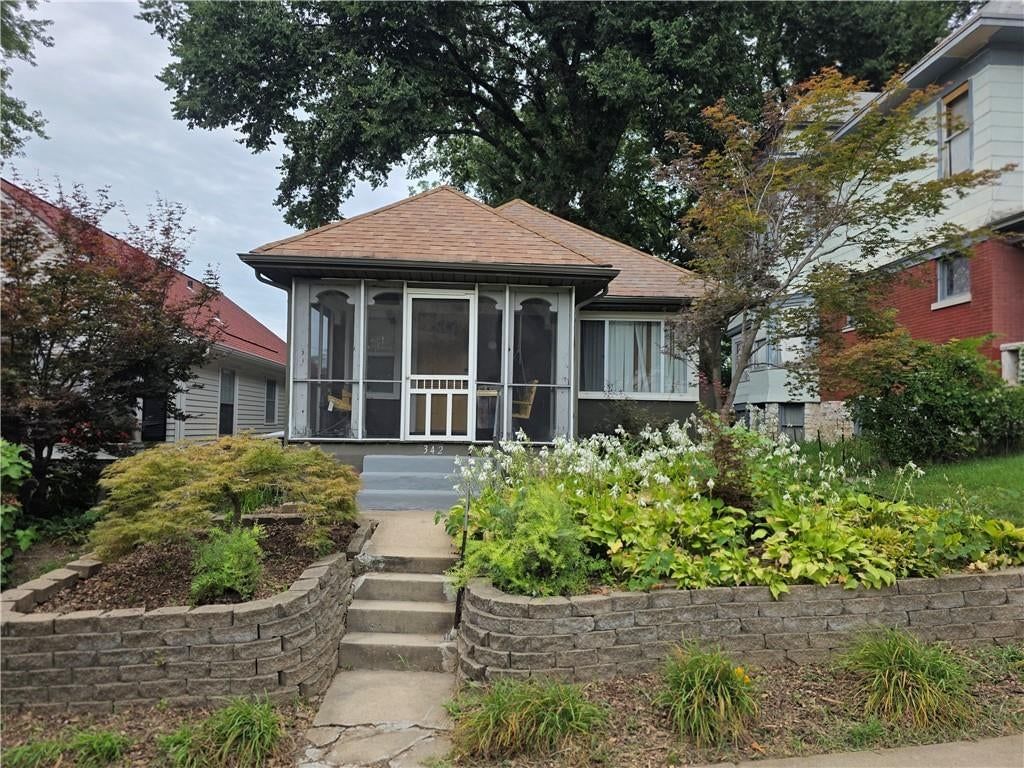 342 N oakley Avenue — photo 1