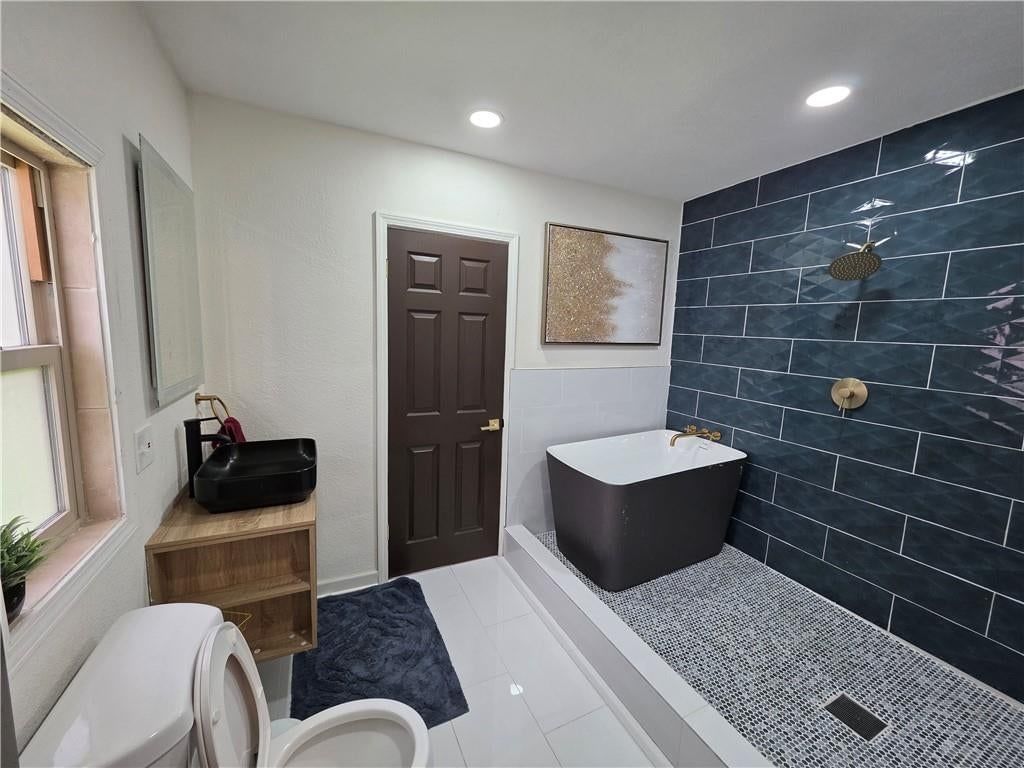 342 N oakley Avenue — photo 5