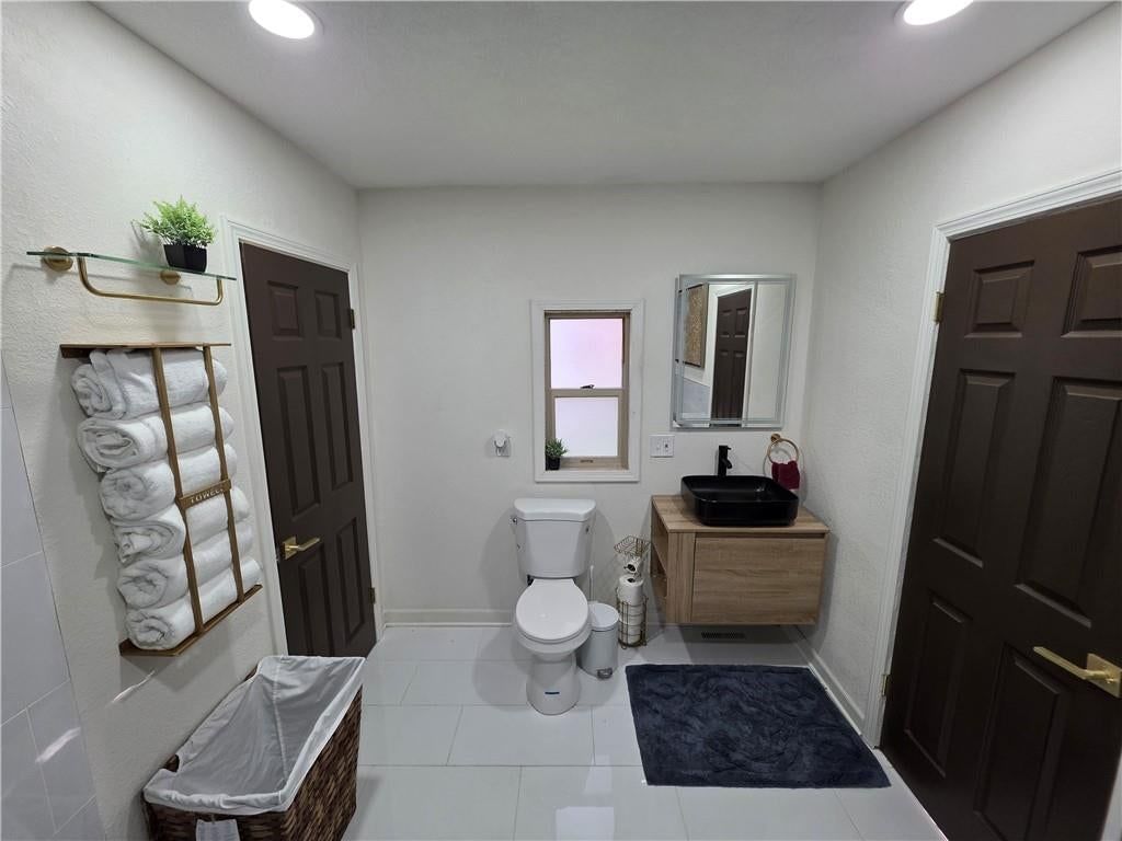 342 N oakley Avenue — photo 6
