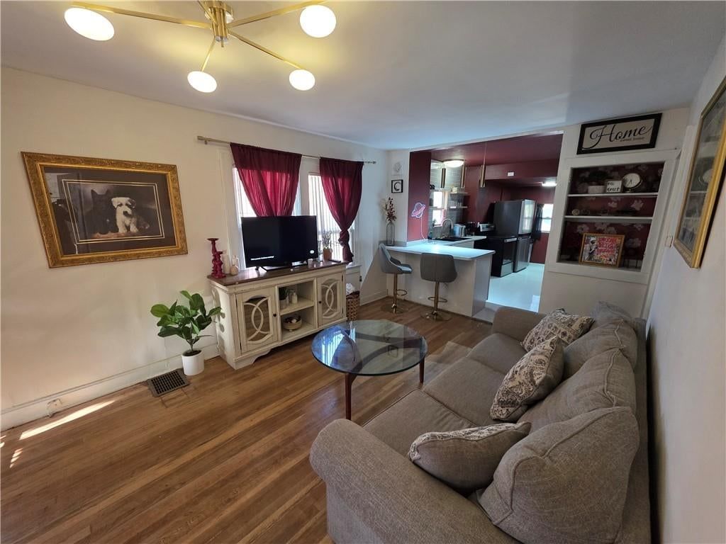 342 N oakley Avenue — photo 9