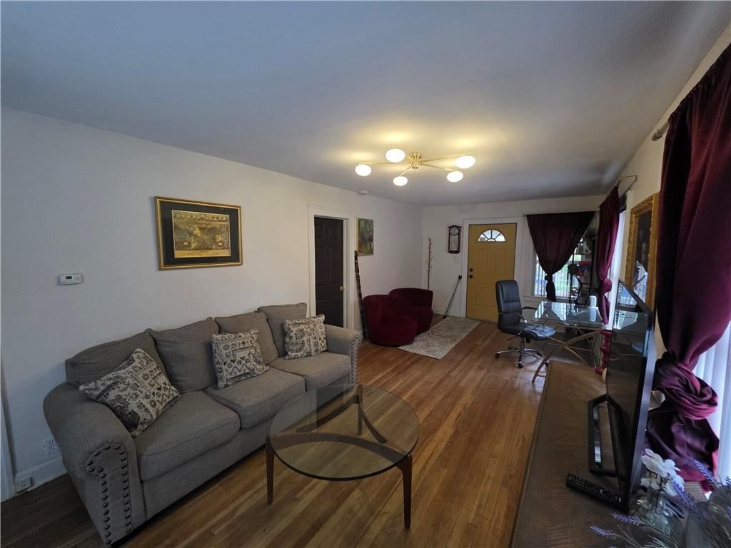 342 N oakley Avenue — photo 11