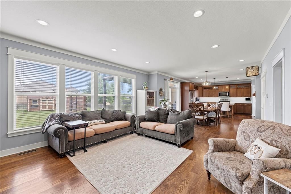 Photo 10 of 43 - 1800 Knoll Creek Lane, Raymore, MO 64083