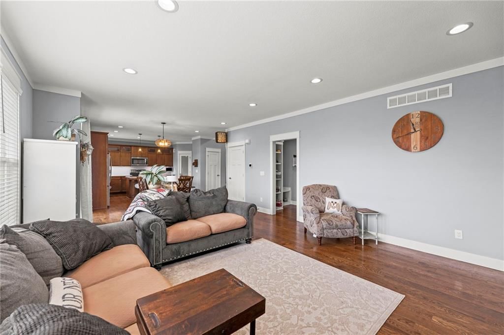 Photo 11 of 43 - 1800 Knoll Creek Lane, Raymore, MO 64083
