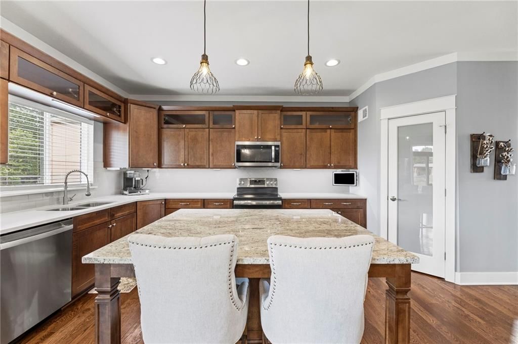 Double oven at 1800 Knoll Creek Lane, Raymore, MO 64083