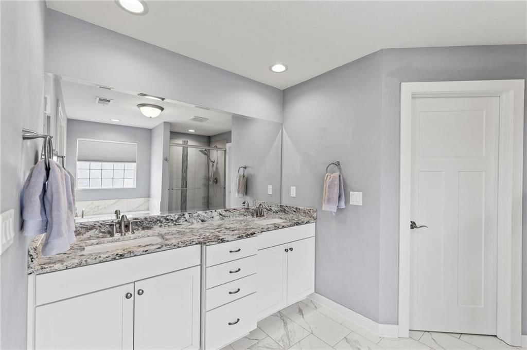Photo 31 of 43 - 1800 Knoll Creek Lane, Raymore, MO 64083