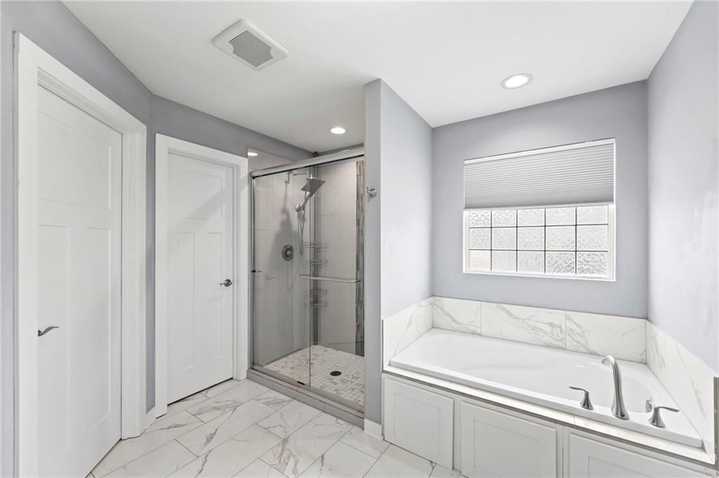 Photo 32 of 43 - 1800 Knoll Creek Lane, Raymore, MO 64083