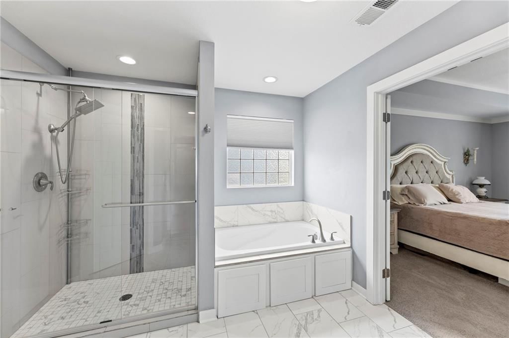 Photo 33 of 43 - 1800 Knoll Creek Lane, Raymore, MO 64083
