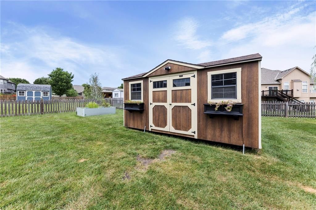 Photo 37 of 43 - 1800 Knoll Creek Lane, Raymore, MO 64083