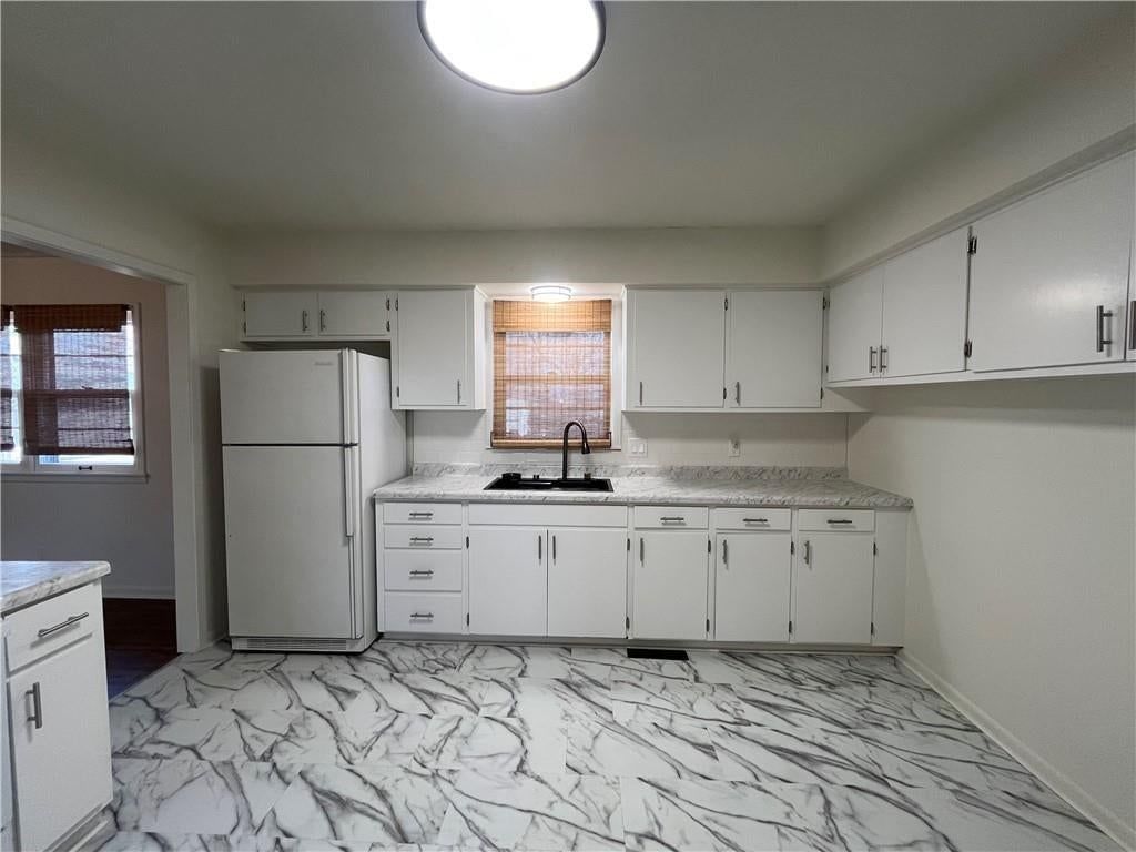 204 W Grand — photo 5