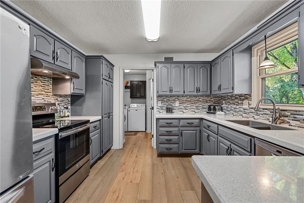 13608 W 68th Street, Shawnee, KS: listing photo 3