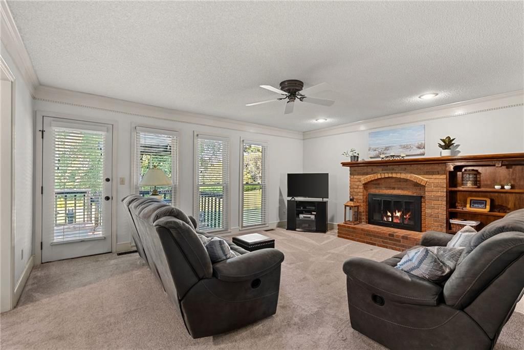 13608 W 68th Street, Shawnee, KS: listing photo 2
