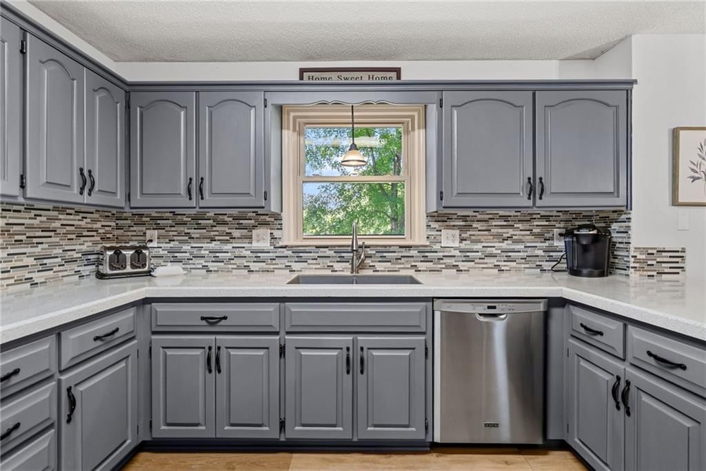 Photo 14 of 45 - 13608 W 68th Street, Shawnee, KS 66216