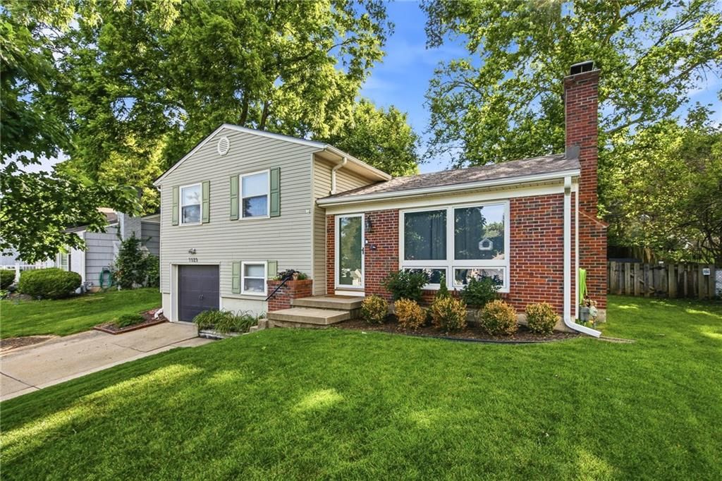 7523 Falmouth Street, Prairie Village, KS