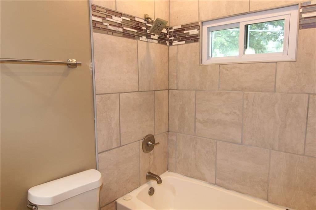 Photo 18 of 29 - 7104 Melrose Lane, Shawnee, KS 66203