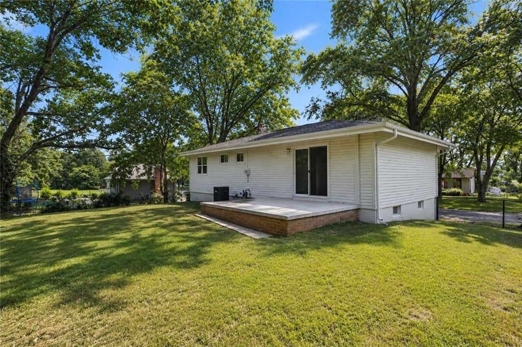1833 N 75th Drive — photo 28