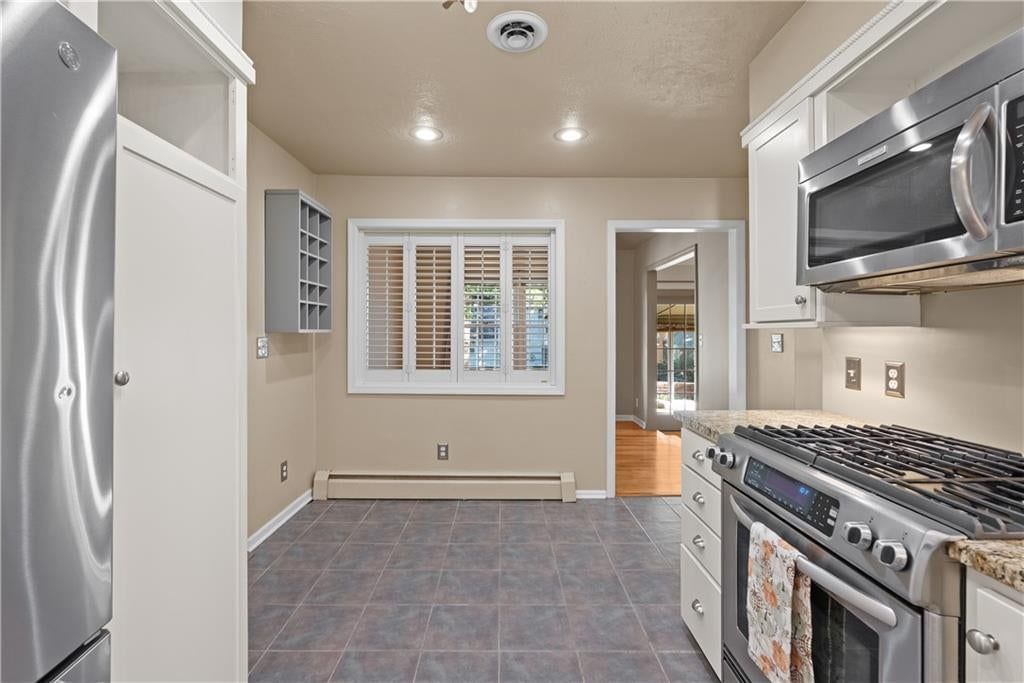 Photo 22 of 54 - 1506 SW 6th Street, Lee's Summit, MO 64081
