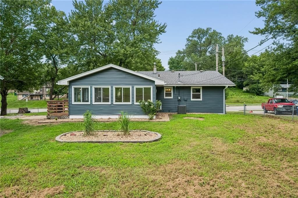 3741 N Brighton Avenue — photo 28