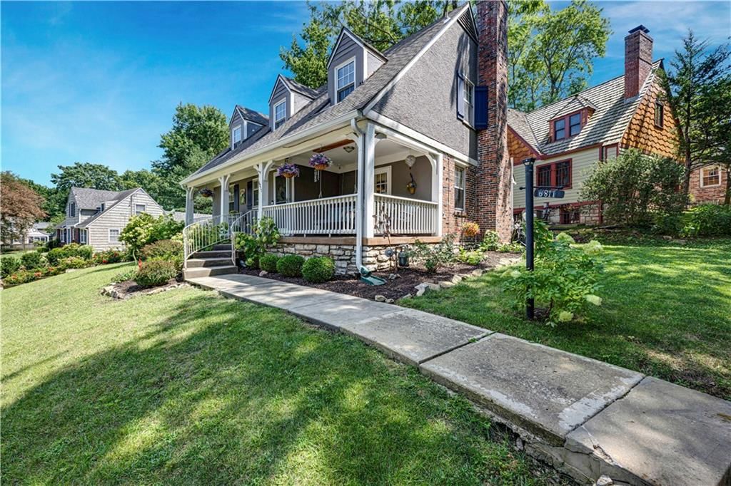 Photo 2 of 40 - 6811 Rockhill Road, Kansas City, MO 64131