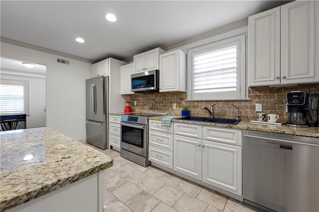 Photo 17 of 40 - 6811 Rockhill Road, Kansas City, MO 64131