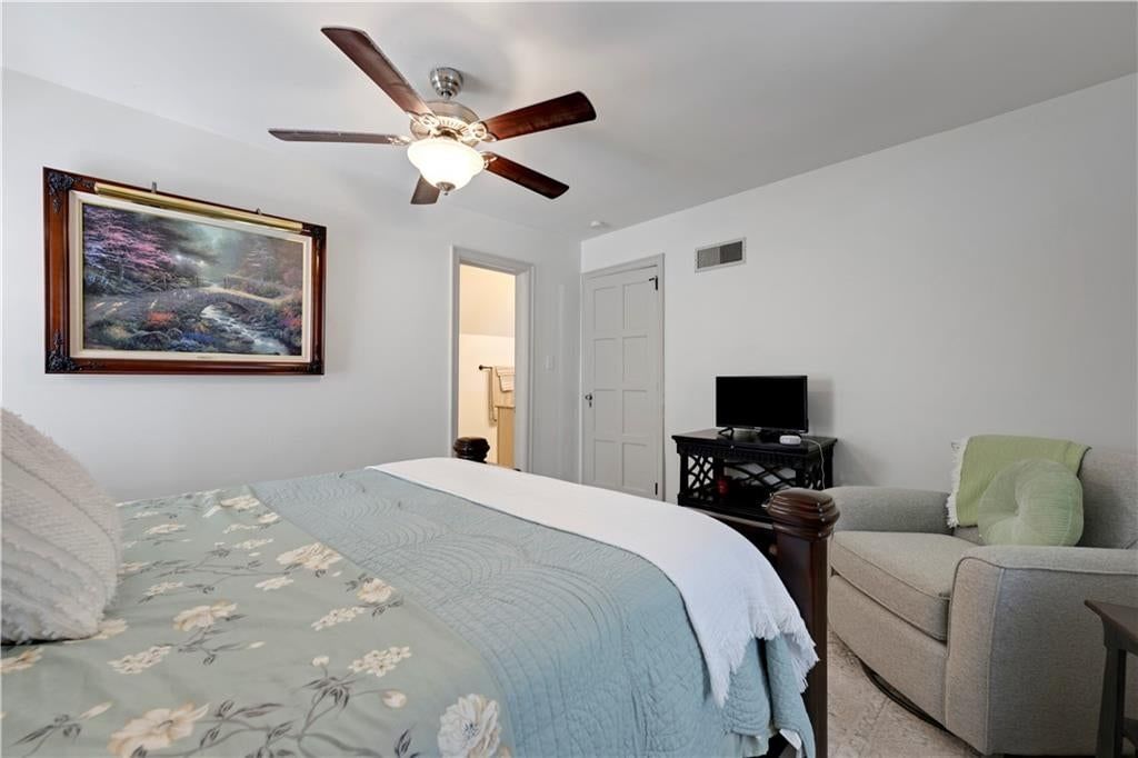 Photo 27 of 40 - 6811 Rockhill Road, Kansas City, MO 64131