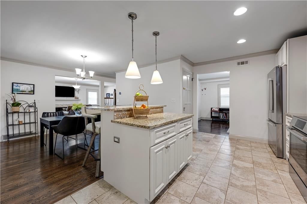 Photo 18 of 40 - 6811 Rockhill Road, Kansas City, MO 64131