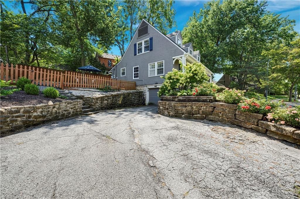 Photo 36 of 40 - 6811 Rockhill Road, Kansas City, MO 64131