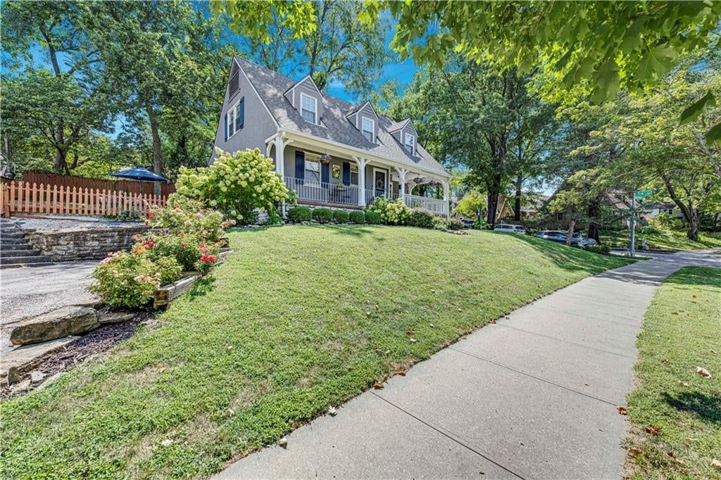 Photo 3 of 40 - 6811 Rockhill Road, Kansas City, MO 64131